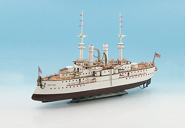 MÄRKLIN Linienschiff 5130/8 "NEW YORK": WITTELSBACH-KLASSE, 86 cm, Uhrwerkantrieb, weiß, Decks hellbraun n e u l a c k i e r t, 6 Geschütztürme, 4 Rettungsboote. Die Neulackierung ist fachmännisch ausgeführt und dem Orig.-Zustand ebenw