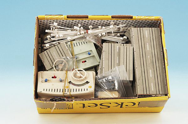 Konvolut FALLER elektrische Autobahn für H0: Inhalt: 40 Straßenteile, ein- und zweispurig, Brückenauffahrten und Geländer, 2 Fahrregler, 7 Motorfahrzeuge, LKWs und PKWs, Orig.-Zustand, leichte Gebrauchsspuren, Funktion nicht geprüft.