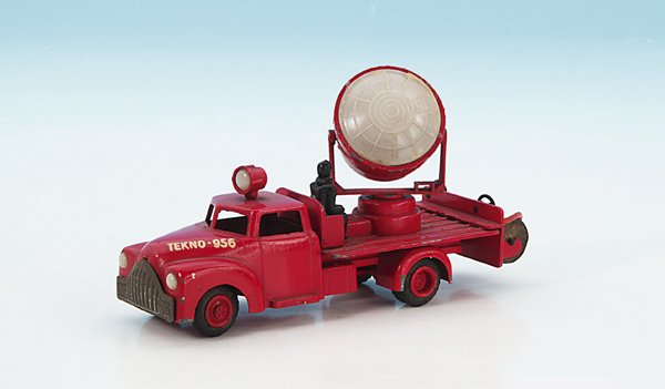TEKNO Feuerwehr-Scheinwerferwagen: 13 cm, Guss, rot, leichte Gebrauchsspuren.