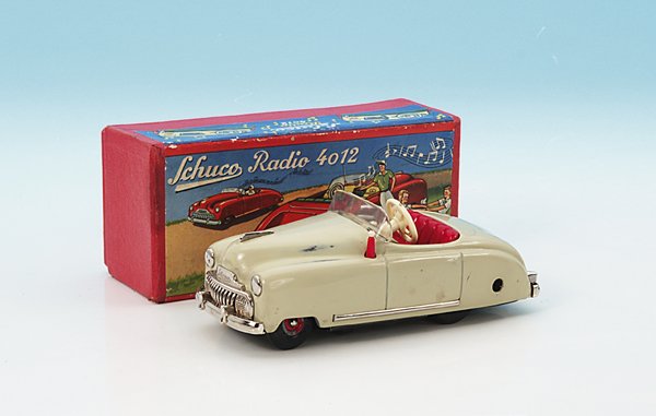 SCHUCO Radio 4012: creme, technisch komplett, deutlicher Lackschaden an der Motorhaube, ansonsten guter Originalzustand, im Originalkarton.