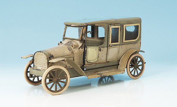 BING große Limousine 20-er Jahre: Länge 35 cm, grau handlackiert, Uhrwerkantrieb, Türen und Fensterrahmen neulackiert, Gummireifen erneuert, ansonsten Originalzustand mit deutlichen Lackschäden, Besichtigung empfohlen!