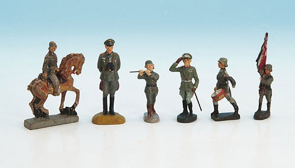 7 Militärfiguren, Masse: General, Feldmarschall und Panzerfahrer und weitere, guter Zustand.