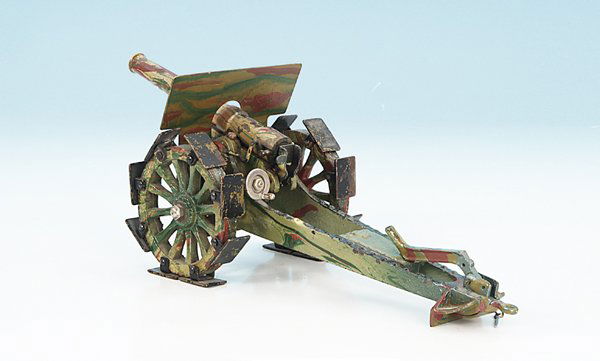 MÄRKLIN großes Geschütz 8065/2: Länge 30 cm, schwere Guss-Lafette, Verschluss vorhanden, Mimikry handlackiert, Schutzschild neu lackiert, ansonsten Orig.-Zustand, Gebrauchsspuren.