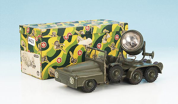 HAUSSER Borgward Scheinwerferwagen Nr. 744: feldgrau, elektrischer Antrieb, mit Batteriefach, Gummibereifung, guter Orig.-Zustand, leichte Gebrauchsspuren, im OKT mit Gebrauchsanleitung.