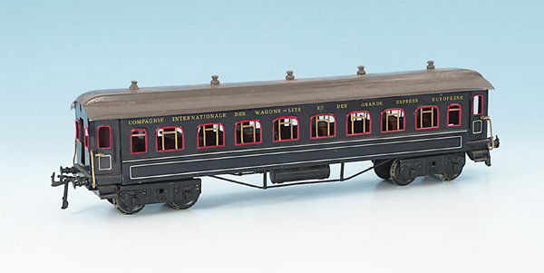 BING D-Zug-Wagen 48 cm: blau, Dach braun handlackiert, mit Inneneinrichtung. Es wurden zusätzlich CIWL Beschriftungen angebracht. Wagenkasten im unteren Teil neu lackiert, ansonsten guter Orig.-Zustand.