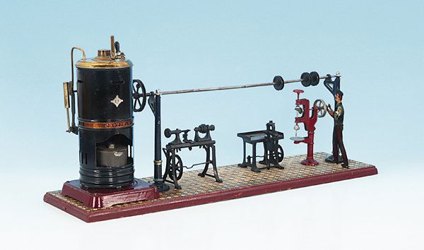 BING Werkstattanlage 8911 "NORA": auf Holzplatte mit Fliesenbodenmuster, 54 x 15 cm, kleine stehende Dampfmaschine "NORA", Hochständertransmission, Drehbank, Werkbank mit Schraubstock, Bohrmaschine, Gebrauchsspuren, Schornstein fehlt