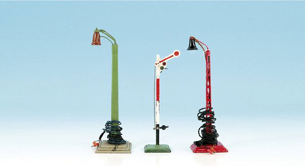 MÄRKLIN Lampe und Signal: einige Gebrauchsspuren, dazu Eigenbaulampe, Besichtigung erforderlich