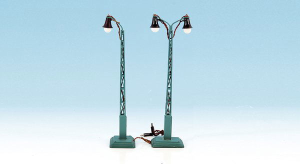 2 MÄRKLIN Bogenlampen 13453: technisch o.k., größtenteils überlackiert.