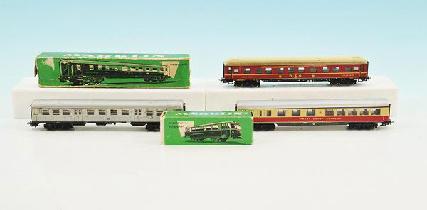 Konvolut MÄRKLIN/MARKLIN Fahrzeuge: vornehmlich 60er Jahre, teilweise in OKTs. Gemischter Zustand, zumeist stärkere Alterungs- und Gebrauchsspuren. Besichtigung erforderlich!