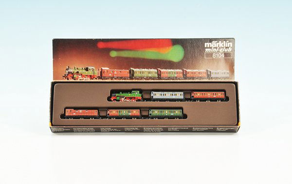 MÄRKLIN/MARKLIN mini-club prß. Zugset 8104: Tenderlok T 12 mit 5 Abteilwagen. Gut erhalten, Lok möglicherweise verharzt. OKT mit Lagerspuren.