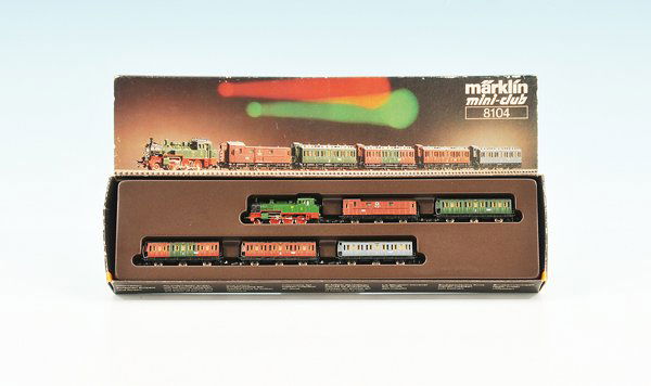 MÄRKLIN/MARKLIN mini-club prß. Zugset 8104: Tenderlok T 12 mit 5 Abteilwagen. Gut erhalten, Lok möglicherweise verharzt. OKT mit Lagerspuren.