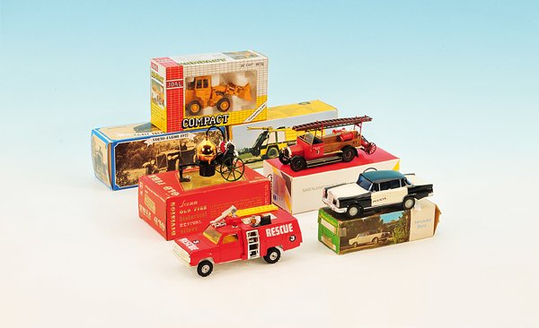 Konvolut Modellautos: verschiedene Hersteller, vornehmlich Kunststoff, zumeist in OKTs., Besichtigung erforderlich.