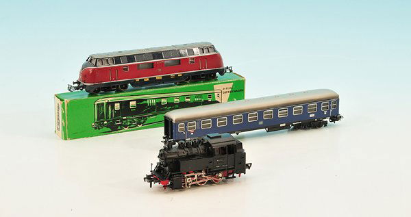 Konvolut H0 Fahrzeuge: MÄRKLIN/MARKLIN 3021, 2 Blech D-Zugwagen und FLEISCHMANN Tenderlok, Alterungs- und Gebrauchsspuren.