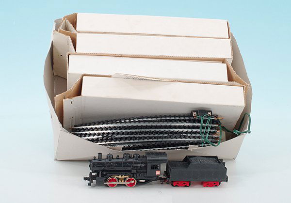 LIMA Güterzug: 4 Wagen, 1 Lok, einige Gleise, neuwertig.