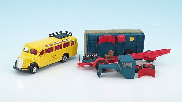 Konvolut Autos: Postbus Metall, Kunststoff LKW beschädigt, Besichtigung erforderlich.