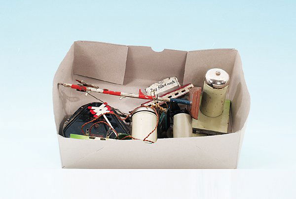 Konvolut Bahnzubehör: 2 Signale, 2 Läutewerke, Fahrgerät, Vorsignal, 2 Einstecklampen, Andreaskreuz, deutliche Alterungs- und Gebrauchsspuren, unvollständig, Besichtigung erforderlich.