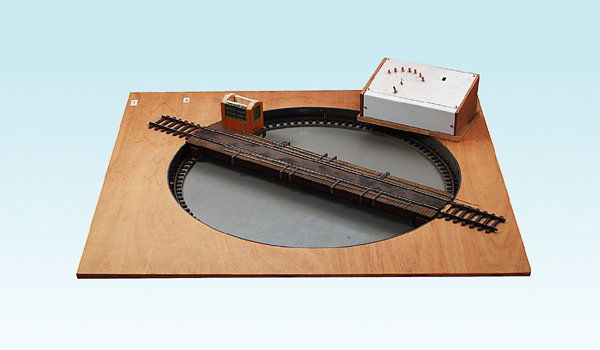 Selbstbau Drehscheibe für MÄRKLIN/MARKLIN Spur 1 neu: Durchmesser 68 cm, elektrischer Antrieb und elektrische Verriegelung, gute Modellbauarbeit, Dach des Maschinenhauses fehlt, auf Holzplatte montiert, mit Steuergerät, Besichtigung erforderlich.
