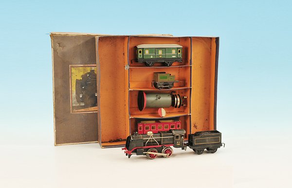 DISTLER Zugpackung: Inhalt: Lok, 2 Wagen und Läutewerk, Bestückung nicht original, noch gut erhalten.