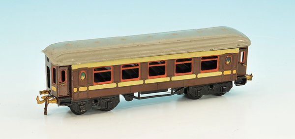 BING Personenwagen 10/557/0: 31 cm, Blech, braun, Inneneinrichtung, Kunststoffräder, Dach neulackiert, Gebrauchsspuren.