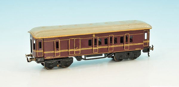 BING Personen-/Packwagen 10/573/0: 31 cm, Blech, bordeauxrot, Aufschrift MITROPA, Inneneinrichtung, Gussspeichenräder. Guter Orig.-Zustand.