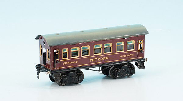 KRAUS FANDOR Speisewagen: 21,5 cm, rot lithogr., mit MÄRKLIN/MARKLIN Fixkupplungen versehen, sonst sehr guter Orig.-Zustand.