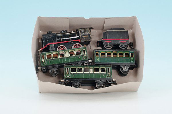 Konvolut MÄRKLIN/MARKLIN Fahrzeuge, Spur 0: Uhrwerklok R 890, 3 Personenwagen, erhebliche Gebrauchsspuren, 2 Dächer fehlen, Besichtigung erforderlich.