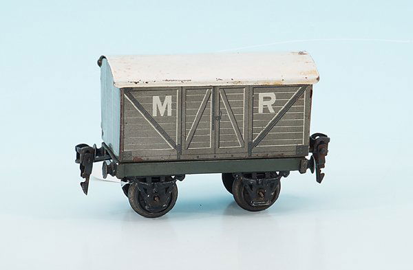 MÄRKLIN/MARKLIN engl. gedeckter Güterwagen 2882/0 MR: 12 cm, grau lithogr., Dach weiß handlackiert, Orig.-Zustand, Gebrauchs- und Alterungsspuren, Blechspeichenräder, Zustandsnote: 2 english Description: Condition 5/6