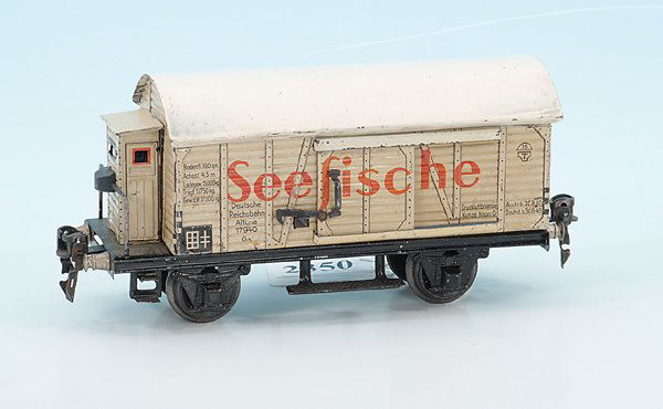 MÄRKLIN/MARKLIN Seefischewagen 1794/0: 18,5 cm, weiß lithogr. - jedoch stark nachgedunkelt, mit einigen Beilackierungen, Dach nicht ganz fachmännisch neulackiert, Gebrauchsspuren, Klarlacküberzug, in nicht zugehörigem OKT. english Desc