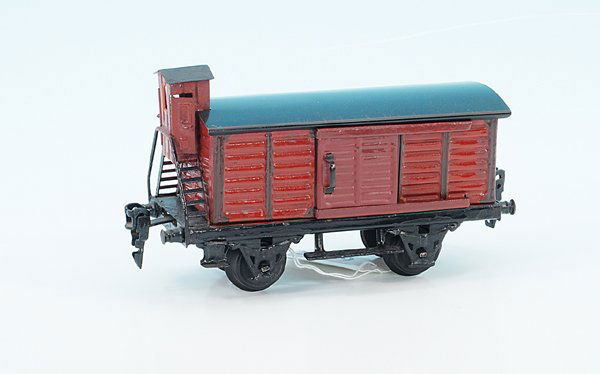 MÄRKLIN/MARKLIN Güterwagen 1929/0: 16,5 cm, braun handlackiert, hochstehendes Bremserhaus, Türen sowie Teile des Rahmens neulackiert, Dach gegen Replika ersetzt, Besichtigung erforderlich.