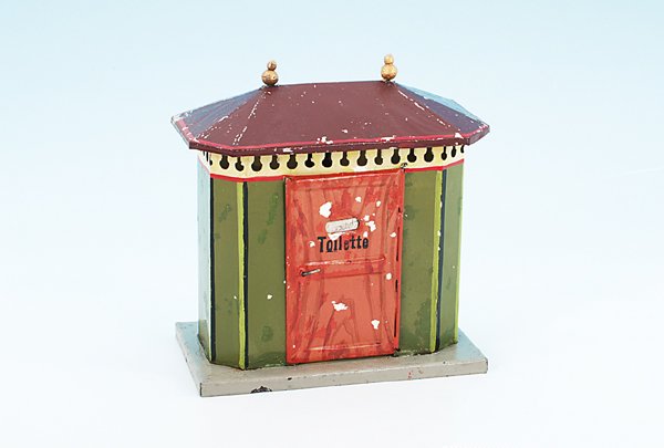 BING Toilettenhaus: 15,5 x 9 cm, grün, Dach rot handlackiert, Toilettenrolle fehlt, Sockel überlackiert, deutliche Gebrauchsspuren.