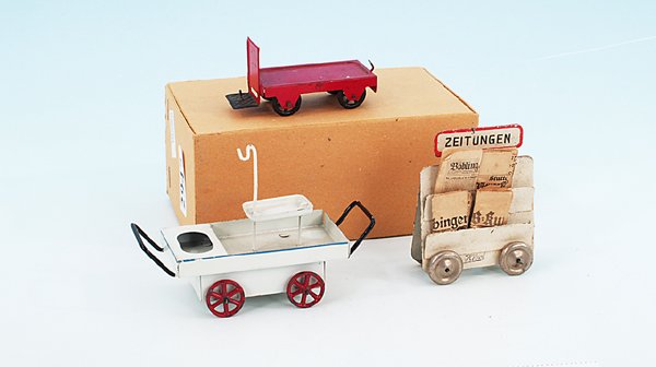 3 Bahnsteigkarren: 2 x MÄRKLIN/MARKLIN, 1 x KIBRI. Alterungs- und Gebrauchsspuren, unvollständig.