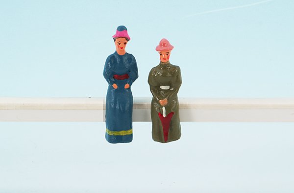 2 Replika Sitzfiguren aus Masse, Spur 1 und größer: 2 Damen, guter Zustand.