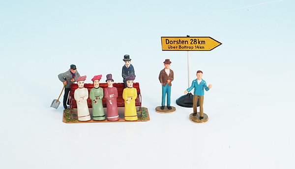 Konvolut Sitzfiguren, Bank usw.: 5 Replika Sitzfiguren, Spur 1, 3 Plastikfiguren, 1 Straßenschild, überlackierte MÄRKLIN/MARKLIN Sitzbank, guter Zustand.