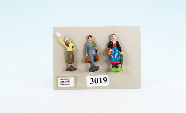 3 ELASTOLIN/LINEOL Eisenbahnfiguren, Spur 0: Gepäckträger, Dame winkend, Frau mit Schirm (diese möglicherweise neulackiert), ansonsten gut.