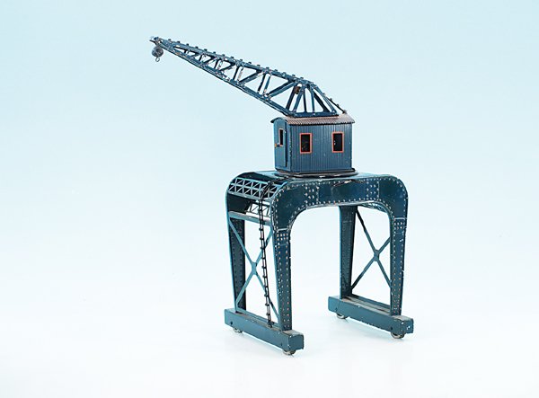 MÄRKLIN/MARKLIN Portalkran 2583: Höhe 40 cm, blau handlackiert, Krankette fehlt, original Lasthaken vorhanden, Lackschäden.