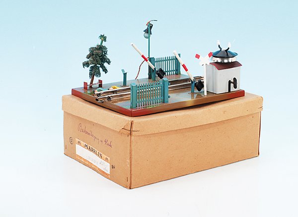 MÄRKLIN/MARKLIN Bahnübergang 2231 B: 26 cm, 1 Andreaskreuz, 1 Bogenlampe, mit 2 original Figuren, guter Orig.-Zustand, im OKT.