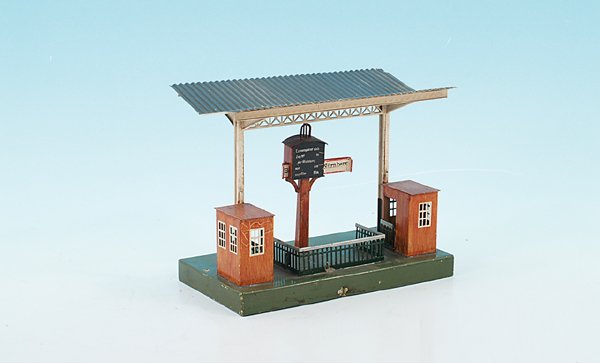 MÄRKLIN/MARKLIN Bahnsteigsperre 2639/2: 2 Kontrollhäuschen, Ankunfts-/Abfahrtsschilder fehlen, ansonsten noch guter Orig.-Zustand, leichte Gebrauchsspuren.