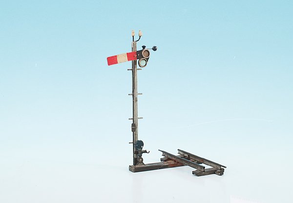 MÄRKLIN/MARKLIN uralt engl. Hauptsignal mit Gleis: Höhe 25,5 cm, Orig.-Zustand, Gebrauchsspuren, Reinigung vonnöten.