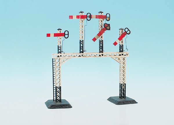 BING engl. Signalbrücke: Blech, Durchfahrhöhe 21 cm, Sockel neulackiert, einige Farbscheiben fehlen, verschmutzt.