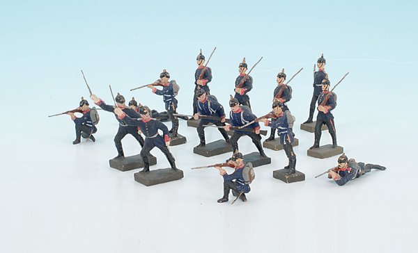 Konvolut LINEOL Soldaten WK 1 "Preußen": 15 Stück, blau, mit Pickelhauben, Orig.-Zustand, leichte Gebrauchsspuren.