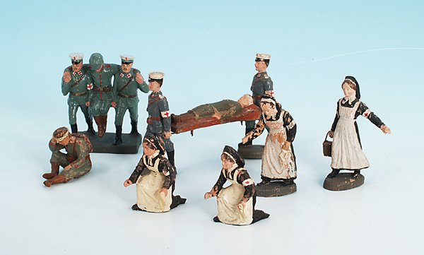 Konvolut WK 1 Figuren - Sanitätswesen: 2 Sanitäter mit Verwundetentrage, 4 Krankenschwestern, 1 Kopf-Verletzter, Gruppe: 2 Sanitäter tragen einen Verwundeten, guter bis mittlerer Orig,.-Zustand, Besichtigung erforderlich.
