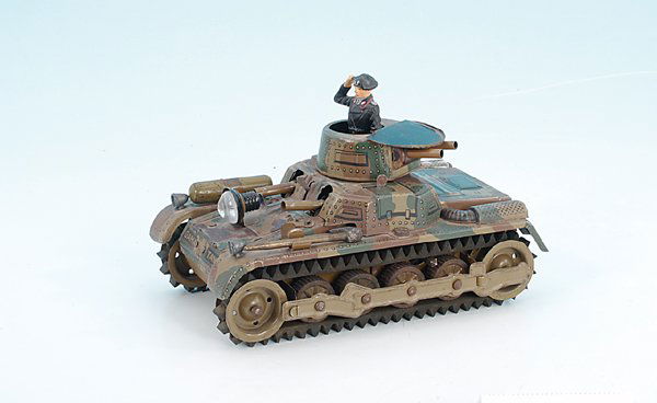 GAMA Blechpanzer: 19 cm, Uhrwerkantrieb, original Raupen, mit elektrischer Beleuchtung sowie automatischer Feuerung, Mimikry lithogr., technisch komplett, Orig.-Zustand, Reinigung vonnöten.