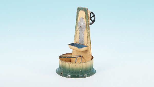 BING Betriebsmodell "großer Dorfbrunnen": Höhe 24,5 cm, handlackiert, guter Orig.-Zustand.