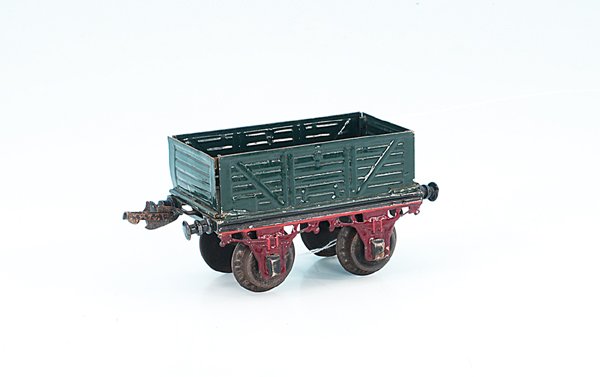 BING Unterwagen für Möbeltransportwagen 9193/1: Länge 15 cm, grün handlackiert, Stirnseiten aufklappbar, 2 Achslagerkappen fehlen, insgesamt noch guter Orig.-Zustand.