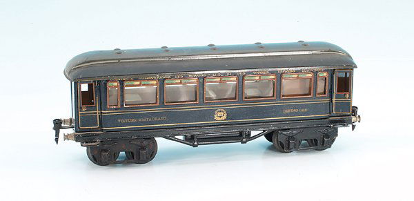 MÄRKLIN/MARKLIN int. D-Zug-Speisewagen 1746/1: 33 cm, blau lithogr., Oberlichtdach grau handlackiert, mit Inneneinrichtung, Blechspeichenräder, noch guter Orig.-Zustand, Lack leicht rissig, Inneneinrichtung teilweise überlackiert.
