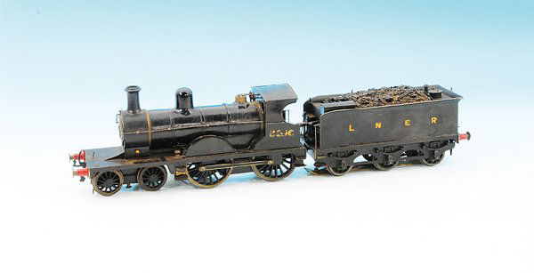 BASSETT LOWKE engl. Dampflok 2356 der LNER: 2'B, mit 3 achs. Tender, schwarz handlackiert, der Motor im Tender treibt über eine Kardanwelle die Lokomotive an. Einige Lackschäden, Gebrauchsspuren, Besichtigung erforderlich.