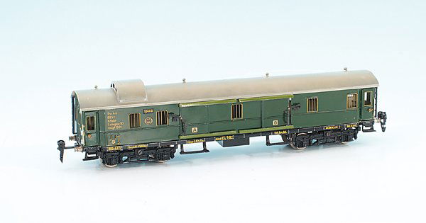 MÄRKLIN/MARKLIN Packwagen 1944/0: 40 cm, grün lithogr., Dach grau handlackiert, mit Chassisbeschriftung, guter Orig.-Zustand, winzige Gebrauchsspuren.
