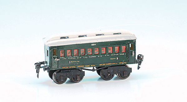 MÄRKLIN/MARKLIN D-Zug-Wagen 1894/0: 18,5 cm, grün handlackiert, Sonderausführung mit weißem Dach, mit Inneneinrichtung, bemalte Ceollonscheiben, Blechspeichenräder, guter Orig.-Zustand, leichte Gebrauchsspuren, Zustandsnote: 2 plus