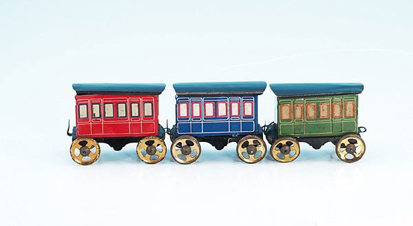 3 einfache Personenwagen, Bodenläufer: Länge je 8,5 cm, lithogr., möglicherweise HESS, Besichtigung erforderlich.