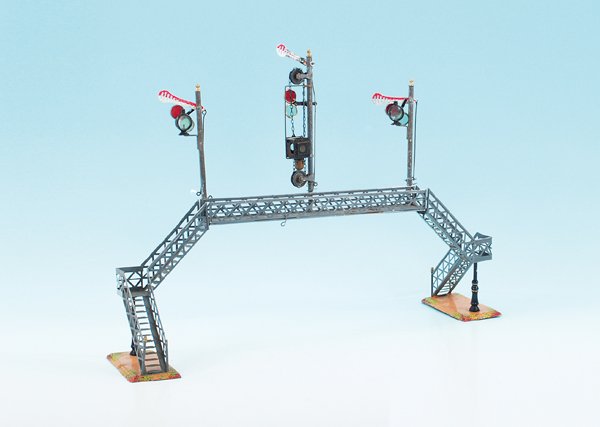 BING Signalbrücke, Spur 0: Breite 60 cm, Durchfahrthöhe 18 cm, grau handlackiert, mittlerer Signalmast mit Lampenaufzug, guter Orig.-Zustand, leichte Gebrauchsspuren.